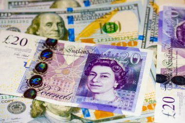 Yirmi İngiliz notlar ve yüz ABD Doları faturaları Pound