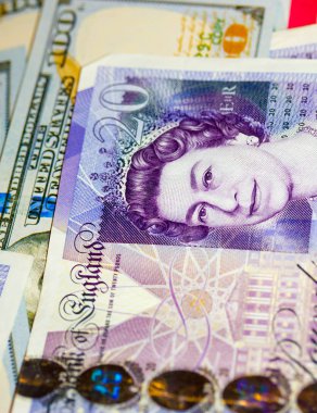 Yirmi İngiliz notlar ve yüz ABD Doları faturaları Pound