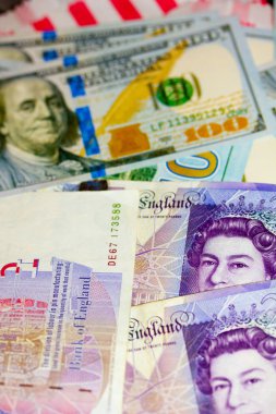 Yirmi İngiliz notlar ve yüz ABD Doları faturaları Pound