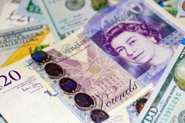 Yirmi İngiliz notlar ve yüz ABD Doları faturaları Pound