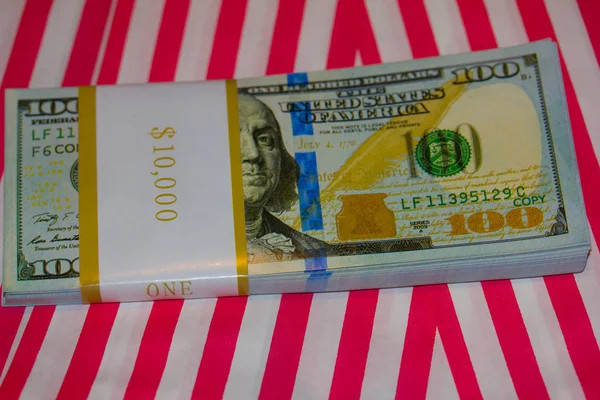 Zehntausend Dollar Stapeln Sich Hunderten Auf Rot Weiß Gestreiftem Hintergrund — Stockfoto