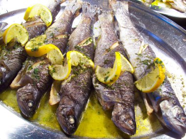 Limon bir hizmet tepsi ile bütün ızgara alabalık