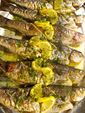 Limon bir hizmet tepsi ile bütün ızgara alabalık