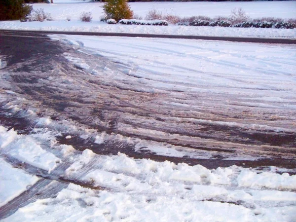 氷が冬の間に滑りやすい路面をカバー — ストック写真