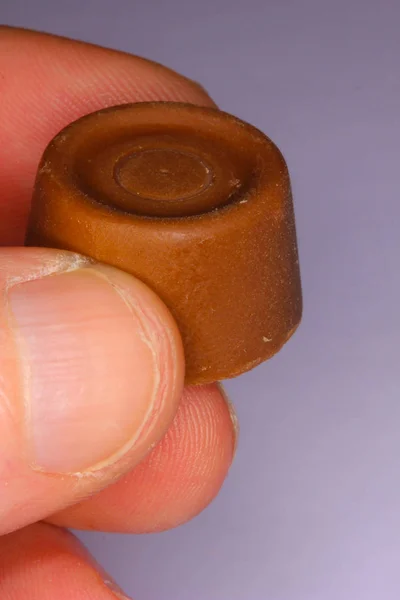 Een Afbeelding Van Een Individu Ronde Chocolade Wordt Opgehouden — Stockfoto