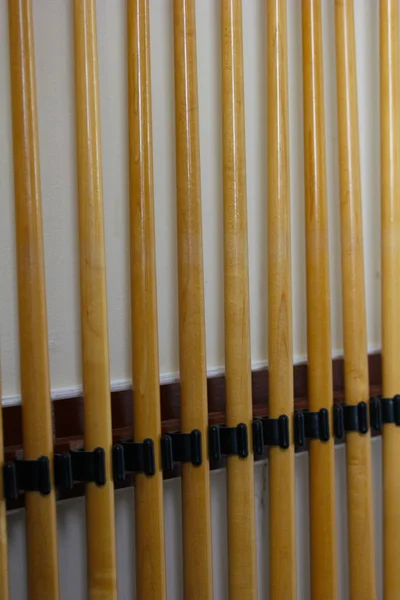 Row Snooker Cues Primo Piano Contro Muro — Foto Stock