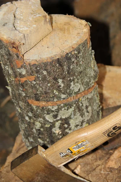 Holz Und Axt Auf Schneidebrett — Stockfoto