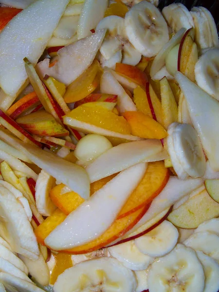 Bir kase meyve salatası.