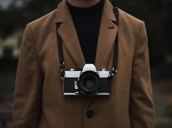 Man Jacka Med Vintage Filmkamera — Stockfoto