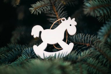 Noel oyuncak beyaz tahta at dekorasyonu yeni yıl için ağaç üzerinde