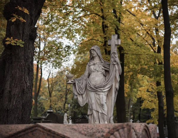 圣彼得堡亚历山大 涅夫斯基 拉夫拉的18世纪墓地 历史墓地和古墓 墓碑上十字架的妇女雕塑 带十字架和杯子的妇女的石雕 — 图库照片