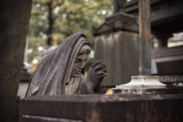 圣彼得堡亚历山大 涅夫斯基 拉夫拉的18世纪墓地 历史墓地和古墓 一个悲伤的女人的石雕 — 图库照片