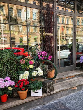St. Petersburg, Rusya - 1 Mayıs 2020 Güzel, parlak çiçekçi dükkanı pencere, kapı ve pencereler