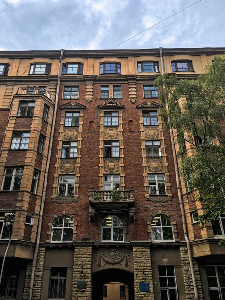 俄罗斯圣彼得堡 2020年5月1日美丽的旧砖苏联建筑在街上 — 图库照片