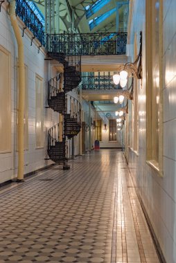 St. Petersburg, Rusya - 1 Mayıs 2020, Vintage Art Nouveau iç mimarisi. Vitebsky istasyonu dekoratif unsurlar ve süslerle, siyah dövülmüş spiral merdivenlerle. Rusya 'nın kültürel mirasının objesi..
