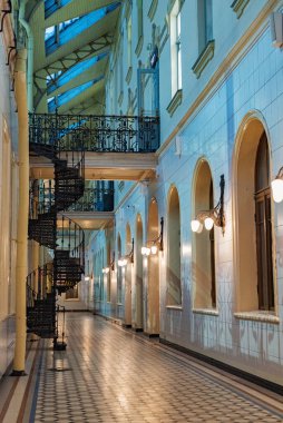 St. Petersburg, Rusya - 1 Mayıs 2020, Vintage Art Nouveau iç mimarisi. Vitebsky istasyonu dekoratif unsurlar ve süslerle, siyah dövülmüş spiral merdivenlerle. Rusya 'nın kültürel mirasının objesi..