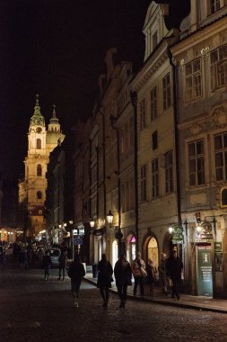 Prag, Çek Cumhuriyeti - 10 Mart 2020. Geceleyin Prag 'ın tarihi merkezinde turistler yürüyor.