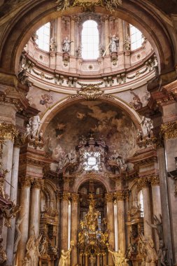 Prag, Çek Cumhuriyeti - 15 Mart 2020 Saint Nicholas Kilisesi, barok boyalı tavan, barok iç mekan