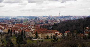 Prag, Çek Cumhuriyeti - 10 Mart 2020 Prag 'da Vysehrad manzarası, eski evlerin kırmızı kiremit çatıları