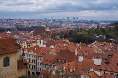 Prag, Çek Cumhuriyeti - 10 Mart 2020 Prag 'da Vysehrad manzarası, eski evlerin kırmızı kiremit çatıları