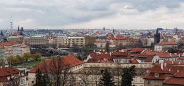 Prag, Çek Cumhuriyeti - 10 Mart 2020 Prag 'da Vysehrad manzarası, eski evlerin kırmızı kiremit çatıları