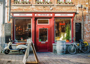 Güzel bir tuğla cephesi ve restoranda klasik kırmızı kapılar. Şehrin turizm merkezinde eski şirin bir cadde.