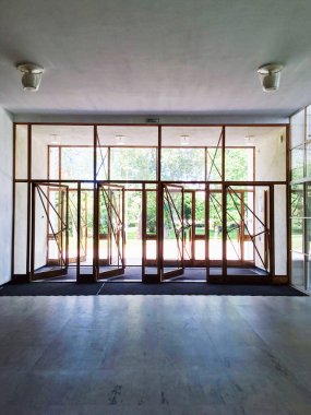 Vyborg, Rusya - 3 Mayıs 2020, Fin mimar Alvar Aalto tarafından tarihi şehir merkezinde tasarlanan Vyborg şehir kütüphanesi, beyaz minimalist iç mekan, giriş ve cam kapılar