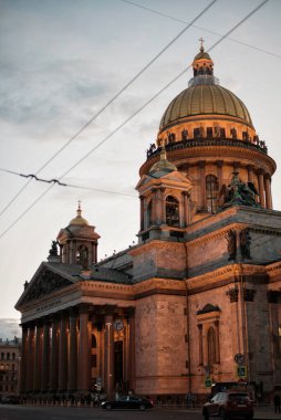 St. Petersburg, Rusya - 25 Haziran 2020, St. Petersburg 'daki St. Isaac Katedrali' nin ana cephesi