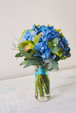 Mavi ortanca ve güllü romantik bir buket.