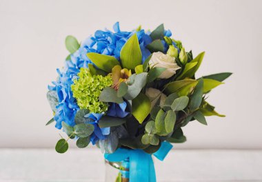 Mavi ortanca ve güllü romantik bir buket.