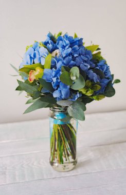 Mavi ortanca ve güllü romantik bir buket.