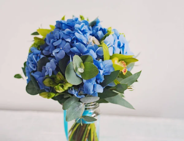 Romantická Kytice Modrou Hortenzií Růží — Stock fotografie