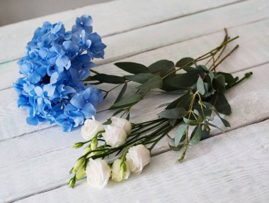 Mavi ortancalı buket, beyaz güller ve okaliptüs
