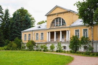 Saint Petersburg, Rusya - 7 Temmuz 2020, Saint Petersburg 'un turizm merkezindeki botanik bahçesindeki eski sarı ahşap bina