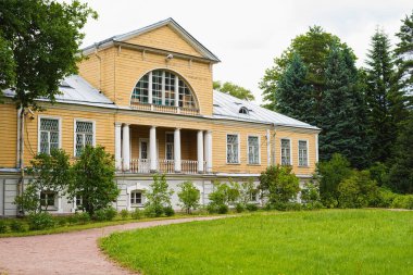 Saint Petersburg, Rusya - 7 Temmuz 2020, Saint Petersburg 'un turizm merkezindeki botanik bahçesindeki eski sarı ahşap bina