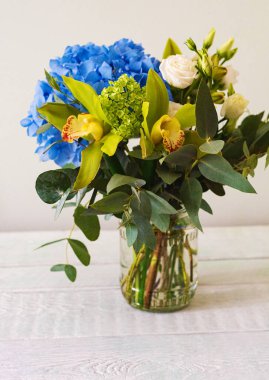 Mavi ortancalı buket, beyaz güller, orkideler ve okaliptüs