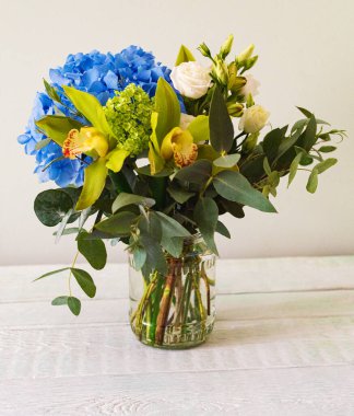 Mavi ortancalı buket, beyaz güller, orkideler ve okaliptüs