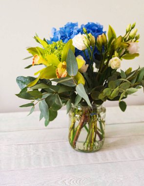 Mavi ortancalı buket, beyaz güller, orkideler ve okaliptüs