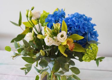 Mavi ortancalı buket, beyaz güller, orkideler ve okaliptüs