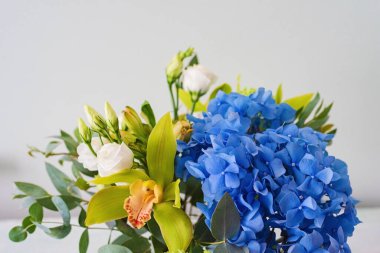 Mavi ortancalı buket, beyaz güller, orkideler ve okaliptüs