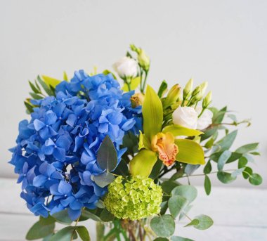 Mavi ortancalı buket, beyaz güller, orkideler ve okaliptüs