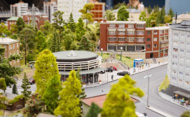 St. Petersburg, Rusya - 17 Temmuz 2020, Büyük Düzen Rusya Müzesi, şehir manzarası, evler ve dağlar