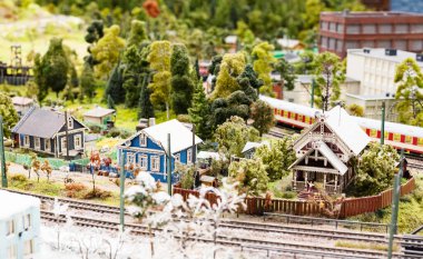 Saint Petersburg, Rusya - 17 Temmuz 2020, Büyük Düzen Rusya Müzesi, Yazlık köy manzarası, ahşap evler