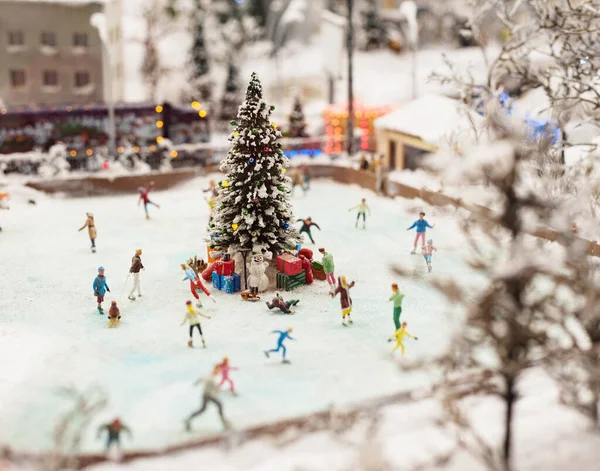 Saint Petersburg, Rusya - 17 Temmuz 2020, Büyük Yerleşim Rusya Müzesi, kış buz pateni pisti, çocuk buz pateni ve Noel ağacı