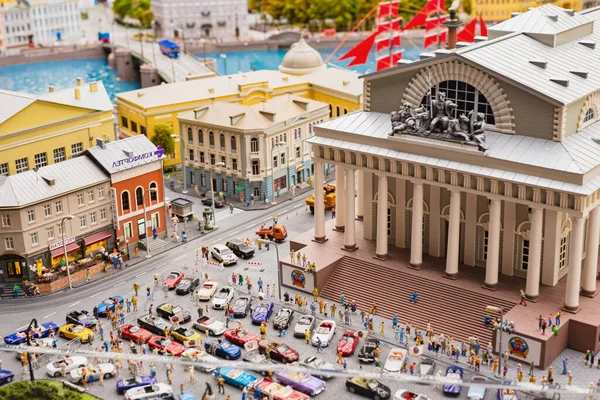Saint Petersburg, Rusya - 17 Temmuz 2020, Büyük Düzen Rusya Müzesi, şehir manzarası, tiyatro, park alanı, arabalar, yazının çevirisi: Komfortel