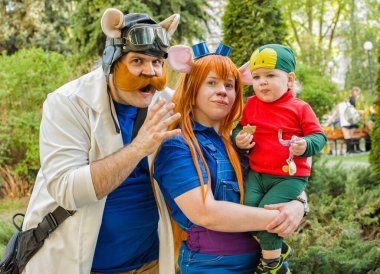 Voronezh, Rusya - 1 Mayıs 2019, Voronezh 'de Rus Animasyon Festivali. Disney kostümlü bir Cosplayer ailesi Chip ve Dale