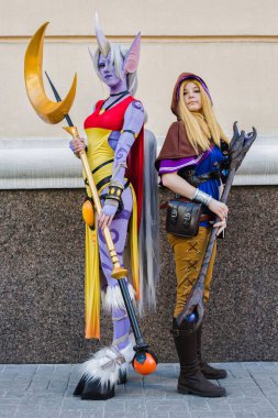 Voronezh, Rusya - 1 Mayıs 2019, Voronezh 'de Rus Animasyon Festivali. Genç kızlar oyunlardan fantastik karakterler canlandırıyor..