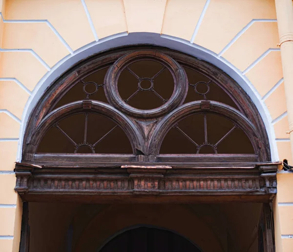 St. Petersburg, Rusya - 23 Mart 2020, güzel bir eski oyma ahşap kapı