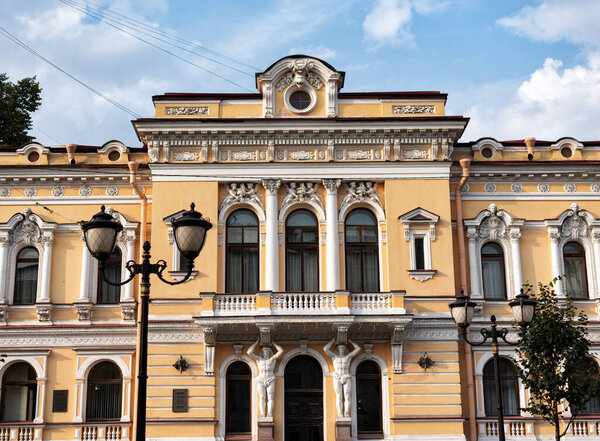 Санкт-Петербург, Россия - 17 июля 2020 года, желтое роскошное историческое здание в центре города