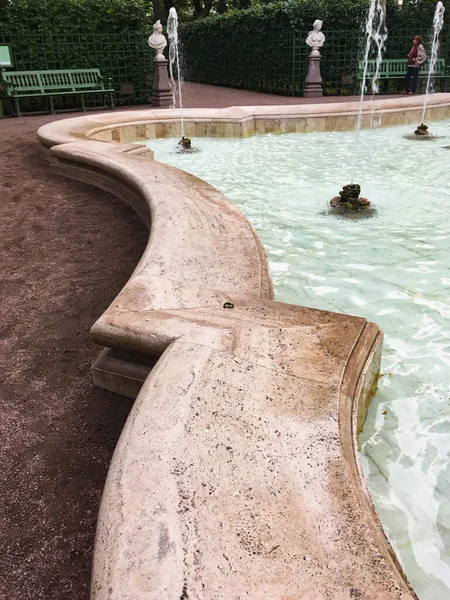 Saint Petersburg, Rusya - 17 Temmuz 2020, Summer Garden 'daki lüks bir çeşmenin dekoratif unsurları